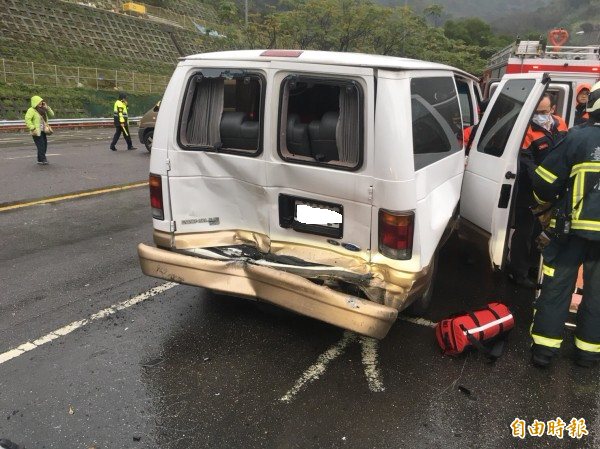 北市象山隧道出口發生車禍，前台大醫院院長李源德等3人送醫。（記者姚岳宏翻攝）