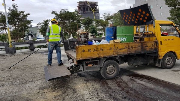 台南市工務局人員，將毀壞的道路重新鋪平，花蓮民眾紛紛在臉書致上謝意。（圖擷取自花蓮人臉書）