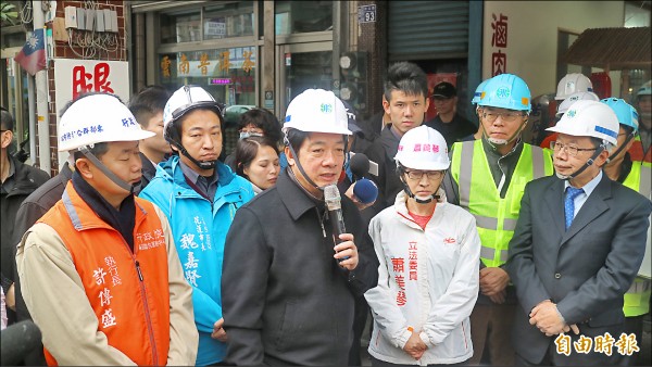 行政院長賴清德昨天到花蓮市區關心自來水搶修進度。（記者王錦義攝）