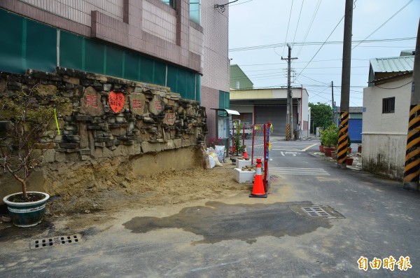 中正十二街巷口被架設圍籬，路面縮減。（記者吳俊鋒攝）