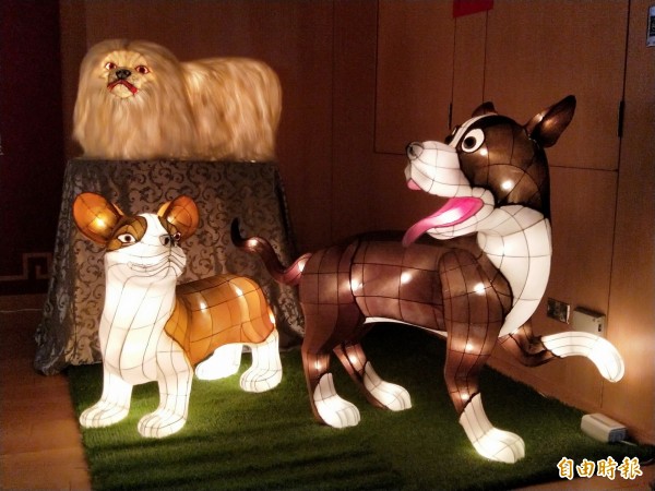 3月1日在大台北都會公園點燈的新北旺來福來燈會，將有100隻不同造型的立體狗燈籠。（記者何玉華攝）