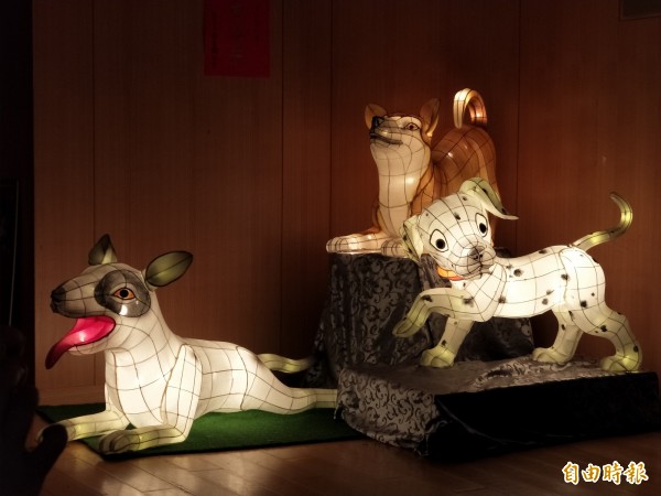 3月1日在大台北都會公園點燈的新北旺來福來燈會，將有100隻不同造型的立體狗燈籠，今天搶先亮相。（記者何玉華攝）