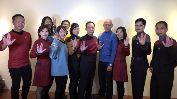 星際爭霸戰粉絲再聚會結束喊出史巴克名言「Live long and prosper」，並擺出瓦肯舉手禮。（記者 朱以文攝）