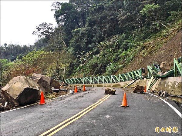 南庄鄉東河村鹿湖301農路鹿湖部落段，因颱風導致大規模土石崩塌，難以通行。（記者鄭名翔攝）