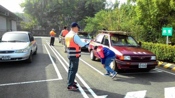 汽車考照新制2月上路，高雄區監理所發現不及格者以未打方向燈佔最多。（記者陳文嬋翻攝）