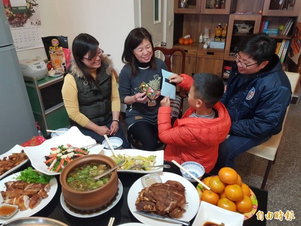 小扶拿出親手做的卡片送給寄養媽媽，要大家記住小扶。（記者廖淑玲攝）