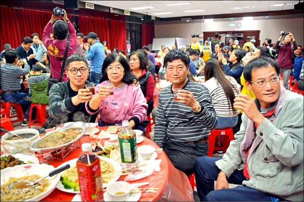 劫後餘生 花蓮震災戶舉杯謝謝國人