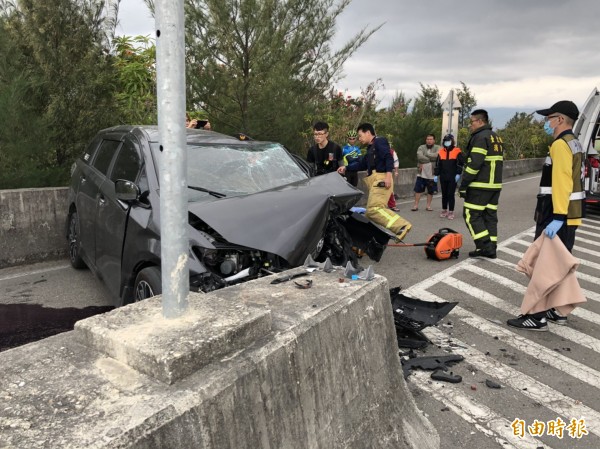 一男子開車自撞防汛道路，車頭全毀，人受傷但意識清楚。（記者王秀亭攝）