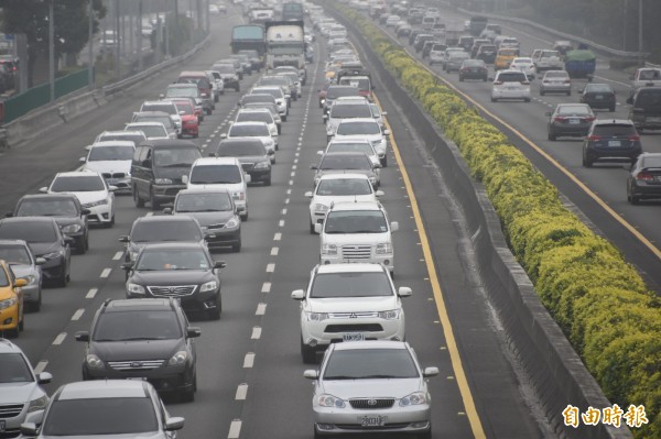 大年初2回娘家，南部國道部分路段一早就湧現車潮，圖為國道1號高雄路竹北上車流。（記者蘇福男攝）