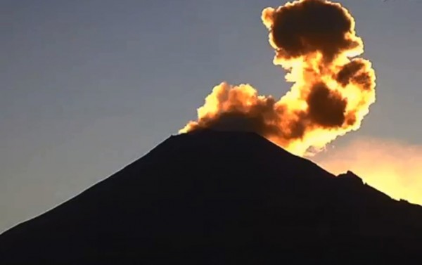 墨西哥今（17）發生規模7.2地震後，墨國境內的波波卡特佩特（Popocatépetl）火山開始噴出大量火山灰。（圖片擷取自推特@JCarlos_Valerio）