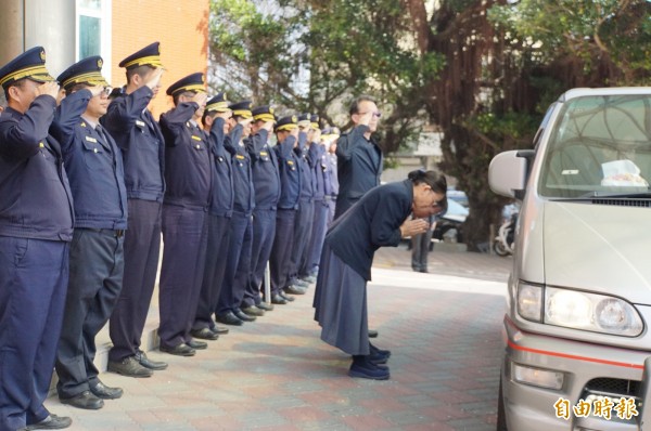 台西警分局同仁為分局長曾學貴送行，大呼「任務已經完成，分局長辛苦了！」（記者詹士弘攝）