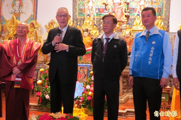 國民黨主席吳敦義（左二）大年初三到草屯雷藏寺參拜祈福，致詞時不忘提醒現場信眾支持南投縣長林明溱（左三）連任。（記者張協昇攝）