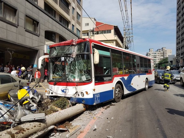 一輛指南客運公車失控自撞路邊電線桿，電線桿整根被撞斷，公車車頭也全毀。（擷取自臉書「新北消防發爾麵」）