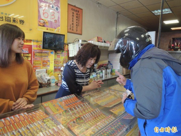 土庫開出大樂透頭獎的彩券行，今買氣旺盛。（記者陳燦坤攝）