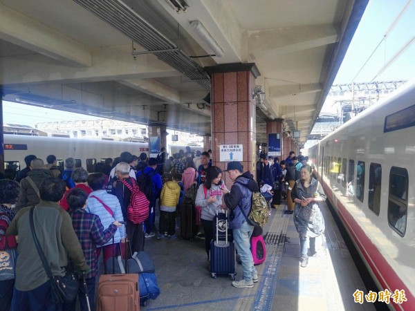 台鐵花蓮站今年農曆春節期間上下車旅客人數比去年同期略減。（記者王錦義攝）