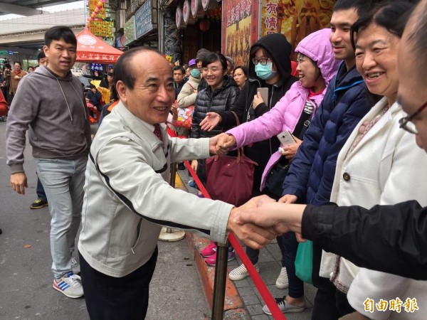 初五開工日，前立法院長王金平應邀至台北市松山霞海城隍廟，發放2萬份財金給民眾。（記者周彥妤攝）