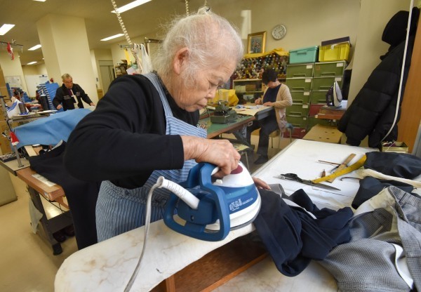 因應日益嚴重的高齡化社會問題，日本政府宣布將上調退休年齡至70歲。（法新社）