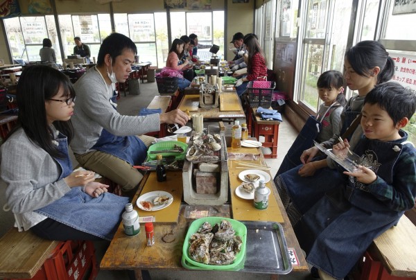 日本浦村町不少業者都推出牡蠣吃到飽的優惠，但有日本遊客在一間餐廳吃完烤牡蠣後，竟感染諾羅病毒，上吐下瀉。（資料照，美聯社）
