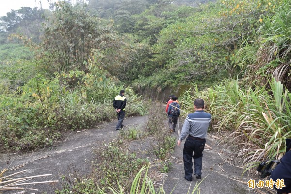 古坑警方、消防分隊消防及義消人員今天在荷苞村山區搜尋。（記者黃淑莉攝）