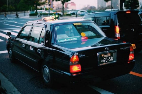 隨著中國旅客數量增加，中國人在日本「非法開黑車」的現象越來越常見。（圖擷取自騰訊網）