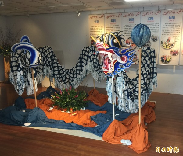 「客家藍染龍」，即日起在貓裏客家學苑展出。（記者張勳騰攝）