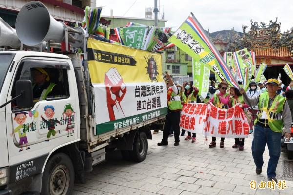 二二八追思建國列車到楓港小英祖厝「喊聲」。（記者蔡宗憲攝）