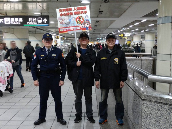 台北捷運警察隊先行在西門、北門站區，進行防扒竊勤務宣導，同時加強安全維護，讓民眾平安歡度元宵佳節。（記者陳恩惠翻攝）