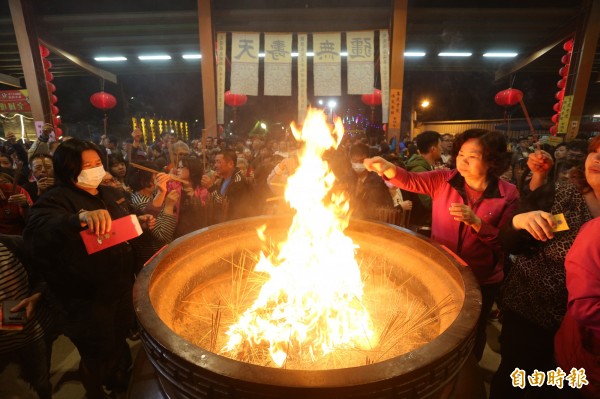 祈求今年一整年事事順利，家人平安健康。（記者張忠義攝）