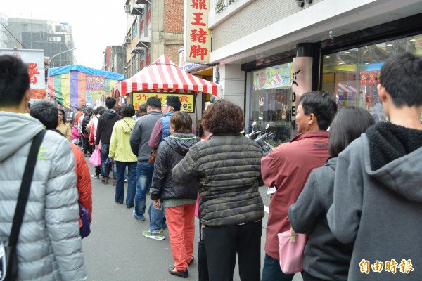 今天玉皇大帝生日，彰化市元清觀準備2000份青菜送給信眾，吸引爆滿人潮排隊領取。（記者湯世名攝）