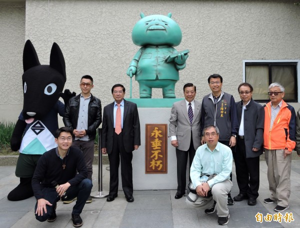 「布袋爺爺」銅像揭幕， 藝術家Nagee（後排左一，戴眼鏡者）、台灣人權文化協會副理事長謝宗憲（後排右四）、台中市社會局副局長陳仲良（後排右三）等人均出席。（記者張菁雅攝）