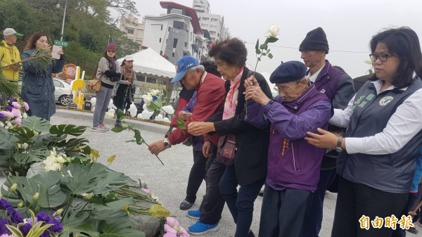 受難者遺族、91歲的江振裕（右二）獻花表達追思。（記者丁偉杰攝）