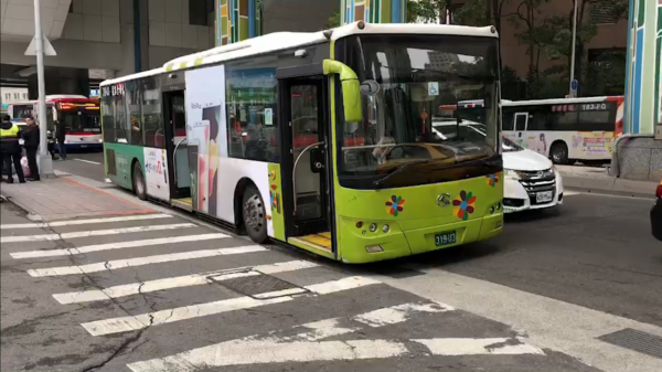 1部大都會公車今天中午行經北市康寧路三段與五分街口時，突然緊急煞車，造成車上1名66歲男乘客撞破頭，昏迷送醫。（讀者提供）