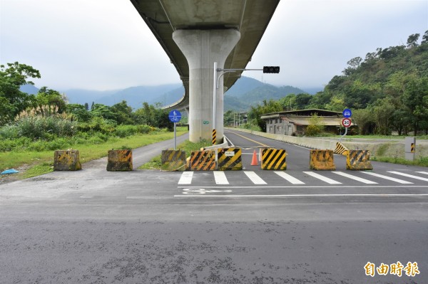 蘇花改蘇澳到東澳段本月五日通車，但橋下自行車道為與橋上車道一併通車，至今依然已護欄封閉。（記者張議晨攝）