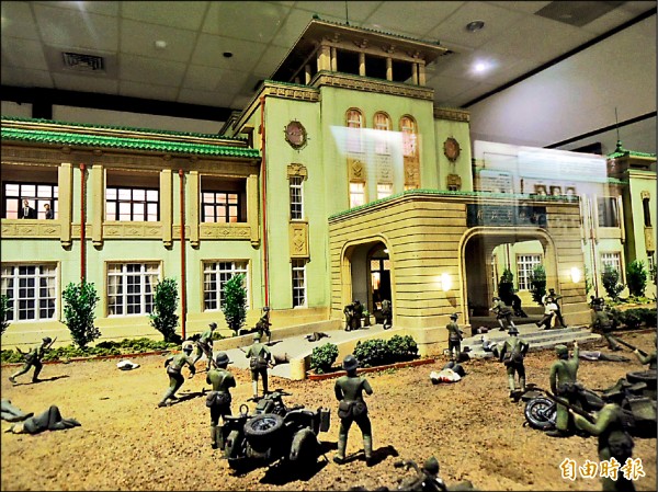 館內展示228事件中，市府遭軍方攻擊的模型。（記者王榮祥攝）