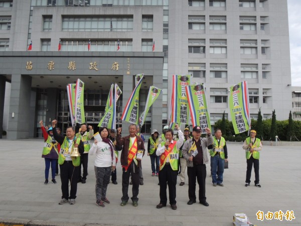 「追思二二八．建立台灣國」列車車隊在苗栗縣政府前廣場集結，一行高喊「追思二二八，喚回台灣魂」等口號。（記者張勳騰攝）