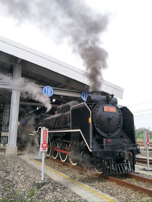 台鐵推鐵道觀光，「蒸汽國王」DT668，首度進入南迴鐵路和潮州機廠，車票銷售一空。（台鐵局提供）