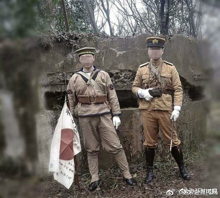 2名中國男子因穿著仿製日本軍服，到南京的中日戰爭碉堡遺址前合照，遭到當地警方逮捕、拘留。（圖擷取自微博）
