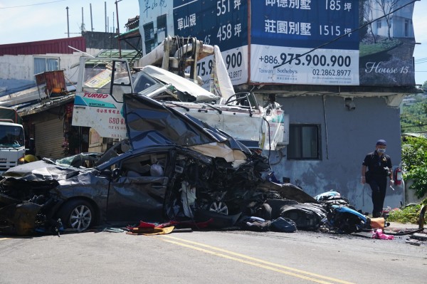 陽明山仰德大道去年7月發生4死8傷車禍，肇因在於水泥灌漿車違規在禁行時段行駛，且在下坡路段失控衝撞22輛車。（資料照）