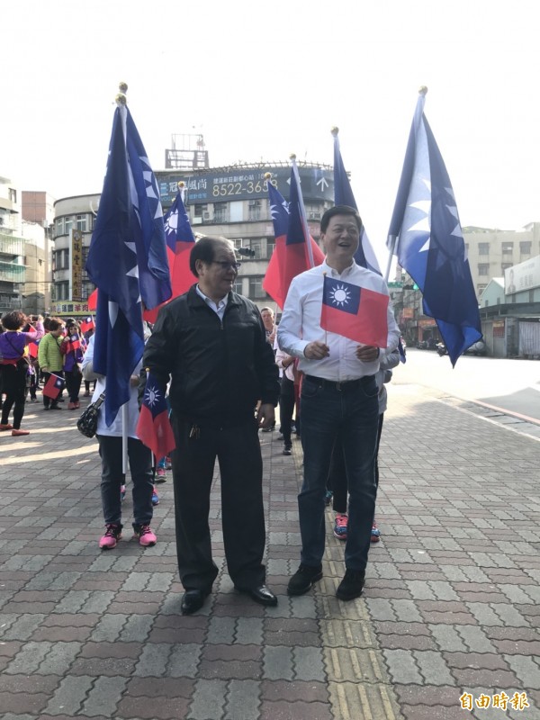 國民黨新北市黨部主委李乾龍日前表示，選罷法未規定參選者須辭去現職，遭外界質疑偏袒侯友宜，前台北縣長周錫瑋認為人民能接受嗎？（記者葉冠妤攝）