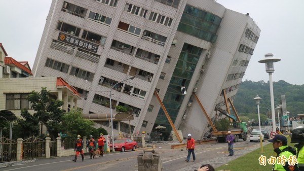 花蓮地震造成雲門翠堤大樓倒塌釀成大樓內14人死亡，花蓮地檢署今針對建商調查，被告建商劉英麟供述避重就輕、匿飾卸責，顯有勾串共犯、證人之虞，經檢察官於今日凌晨聲請羈押禁見，目前法院開庭當中。另被告游德榮、陳光印及王桂秀分別經諭知30萬、50萬、30萬元交保候傳，並均限制出境。。（記者王錦義攝）