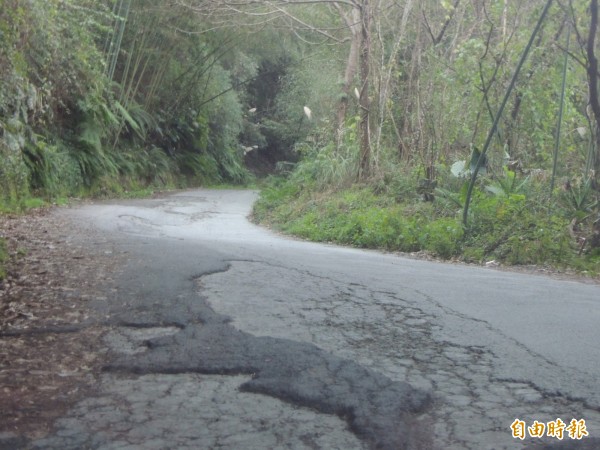 新竹縣尖石鄉後山最偏遠的司馬庫斯部落，聯外道路16公里千瘡百孔，族人憂心威脅用路人的行車安全。（記者廖雪茹攝）