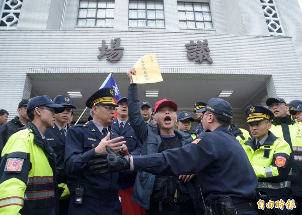 反年改團體27日上午六點突襲立院，突破封鎖到議場前抗議；民進黨團總召柯建銘認為，軍人年改恐怕無法在7月與公教同步實施。（記者黃耀徵攝）