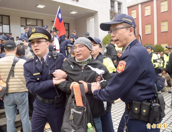 立法院27日新會期開議，上午近6點，反年改團體到立法院突襲抗議，衝破警方警戒線進入立院。（記者黃耀徵攝）