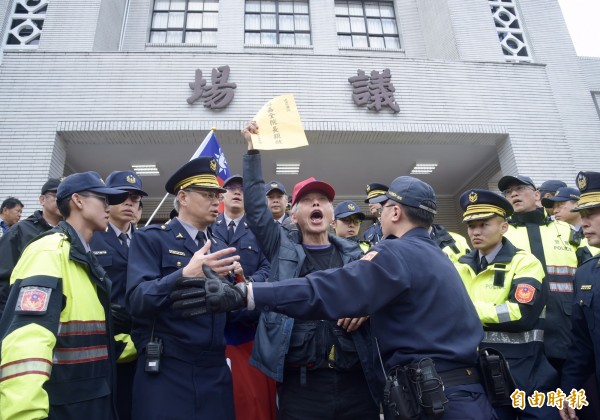 今天上午反年改團體到立法院突襲抗議，並衝破警力進入立院。（記者黃耀徵攝）