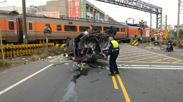 台南新市上午發生自強號列車撞小貨車意外。（記者劉婉君翻攝）