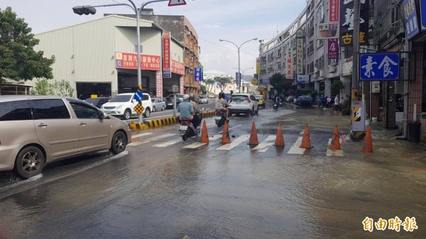 南市南區國民路南向車道地下水管爆裂大漏水，警方封閉一車道、單線通車（記者王俊忠攝）