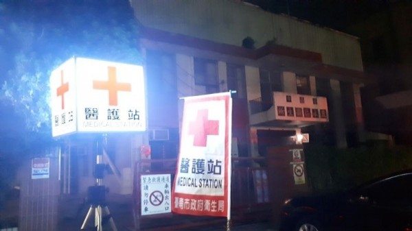 今年的鹽水蜂炮活動，台南市衛生局推「醫護站」燈箱，在黑暗處指引民眾。（記者邱灝唐翻攝）