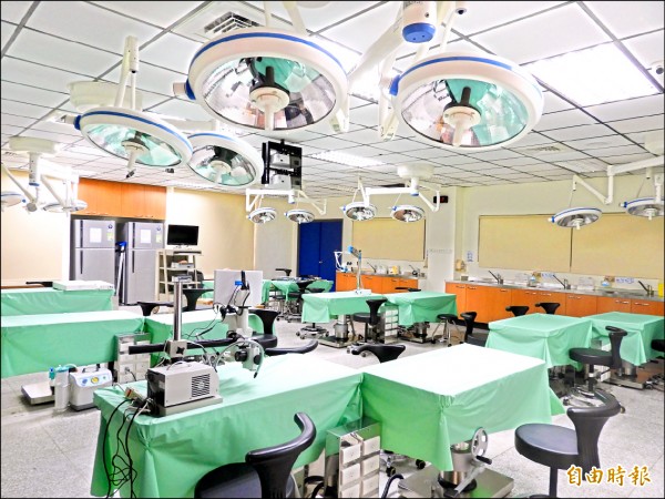 成大醫學院「臨床手術技能發展創新教室」，整合先進醫療設備與科技教學。
 （記者洪瑞琴攝）