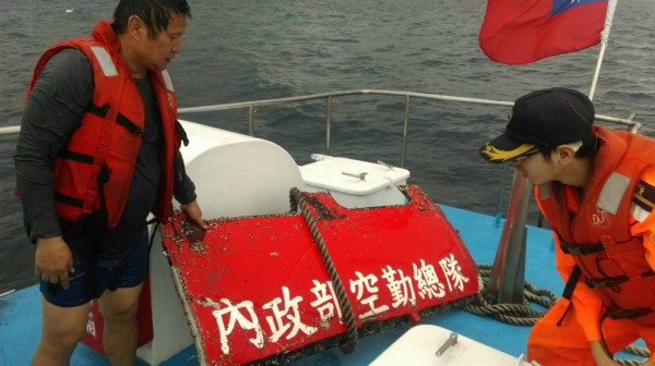 疑似墜海空勤總隊黑鷹直升機艙門板今天上午在綠島海域被撈獲，上面有「內政部空勤總隊」字樣。（記者陳賢義翻攝）