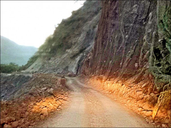 台廿一線新中橫公路望高路段，因邊坡不穩經常落石崩坍，工程單位將整點放行管制二個月，以便修復裸露邊坡。（信義工務段提供）